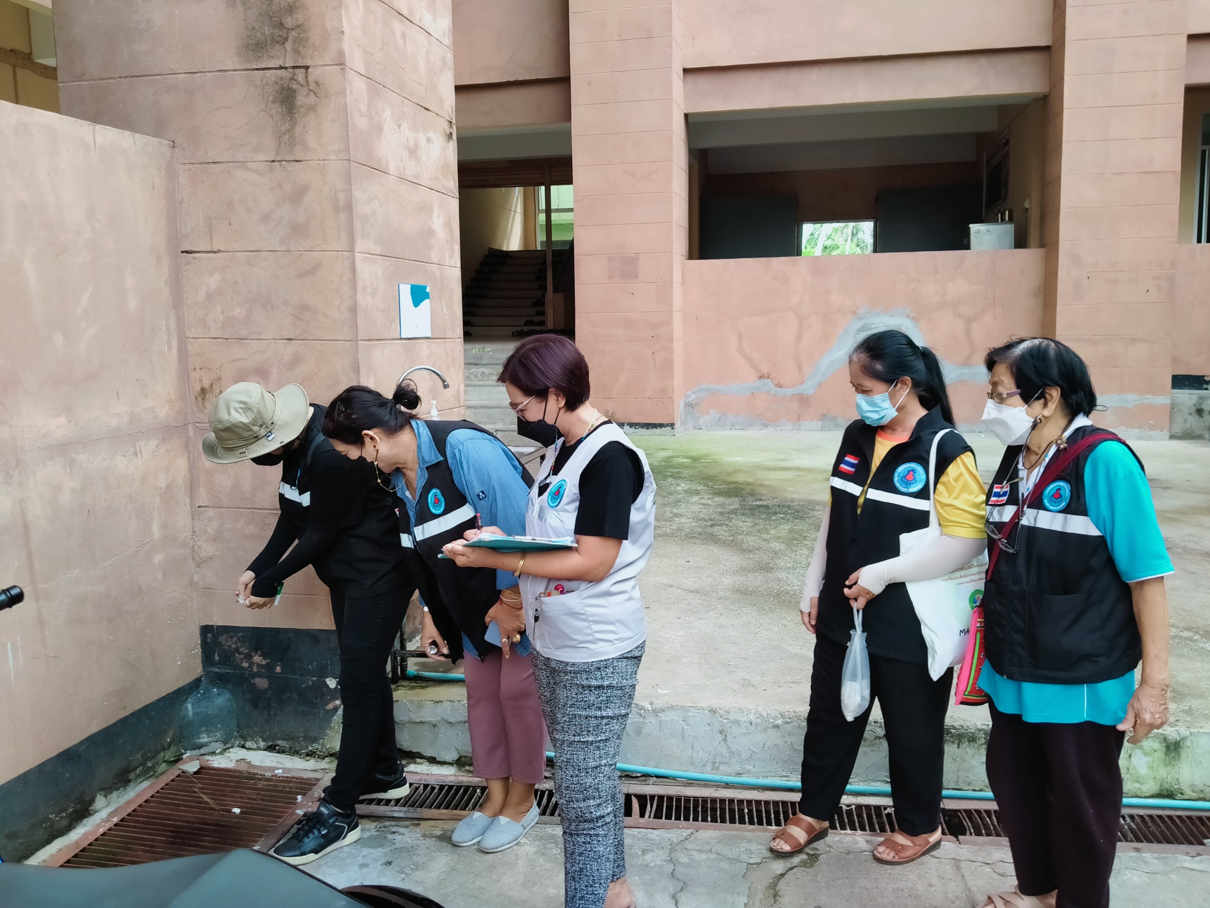 ทีมควบคุมโรคหนองจองคำ ลงสำรวจลูกน้ำยุงลาย