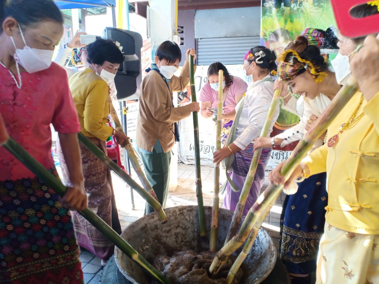 กองทุนแม่ฯ หนองจองคำ-มอบเงินสนับสนุนกิจกรรมข้าวปุก