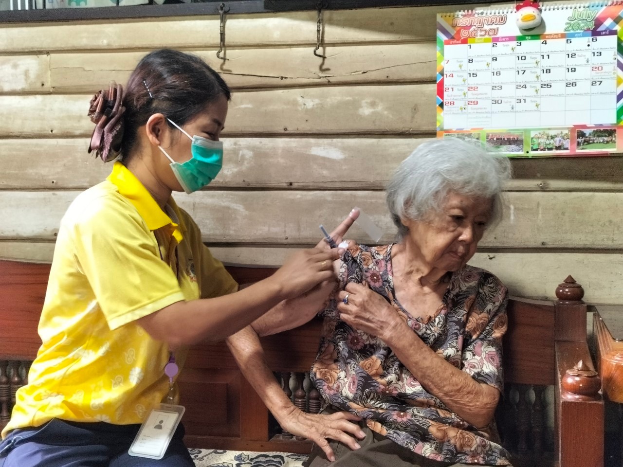 โรงพยาบาลศรีสังวาลย์ร่วมกับ อสม. ลงพื้นที่ฉีดวัคซีนไข้หวัดใหญ่ให้ผู้สูงอายุติดบ้าน-ติดเตียง